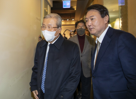 국민의힘 윤석열(오른쪽) 대선 후보와 김종인 전 비상대책위원장이 24일 저녁 만찬 회동을 하기 위해 서울 시내의 한 식당으로 들어가고 있다. 국회사진기자단·연합뉴스